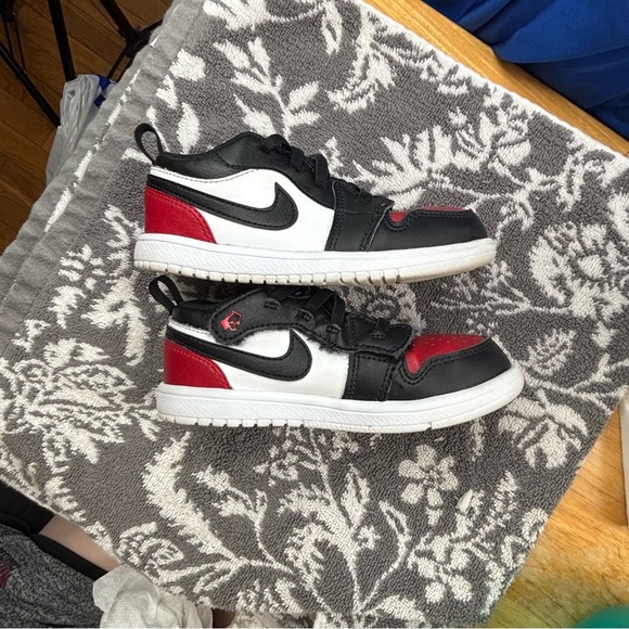 Jordan 1 Low ALT (PS) 'Bred Toe 2.0' White Black Red Hook & Loop 10C Nike Air - Picture 6 of 8